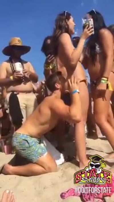 Eating her ass in a crowded public beach...crazy dude 🤣