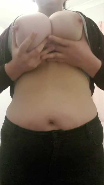 First time showing my tits to strangers. Enjoy my titty drop #freethetits