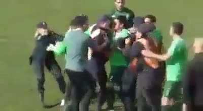 REPUDIABLE: Un jugador de fútbol golpeó a una árbitra en un partido de la tercera división