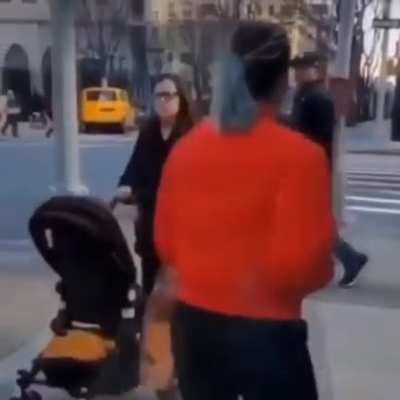 Holup, what kind of insanity do New Yorkers go through to not look? oO