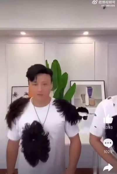 Selling wigs on live stream