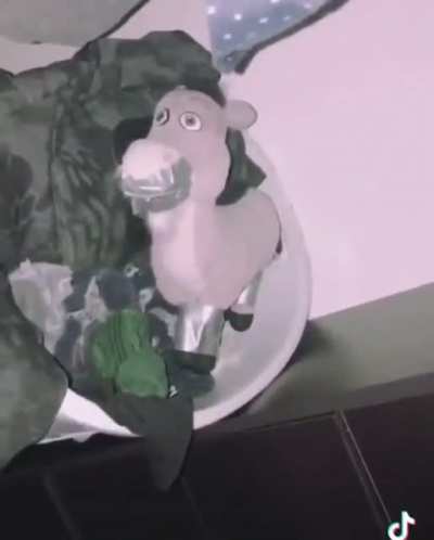 “It’s looking at me...” “AGûAaAgh”