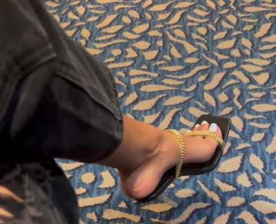 I love it when she’s does this + showing off her sexy toes and feet. 👣🩴