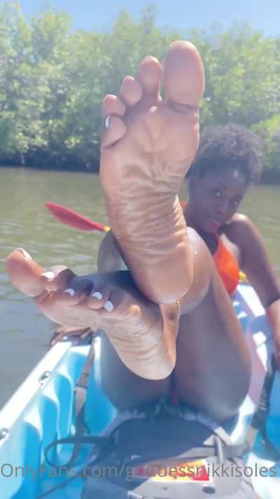 🦶🏼🦶🏼