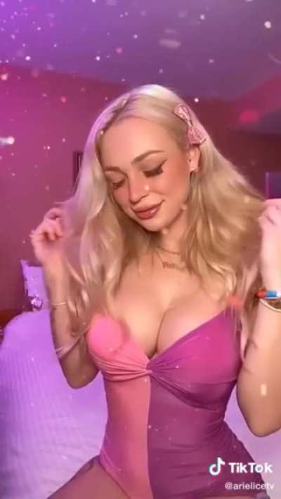 Damn this girl has nudes, someone?