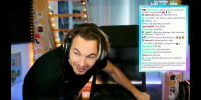 french streamer trying to figure out why his chair disconects his keyboard