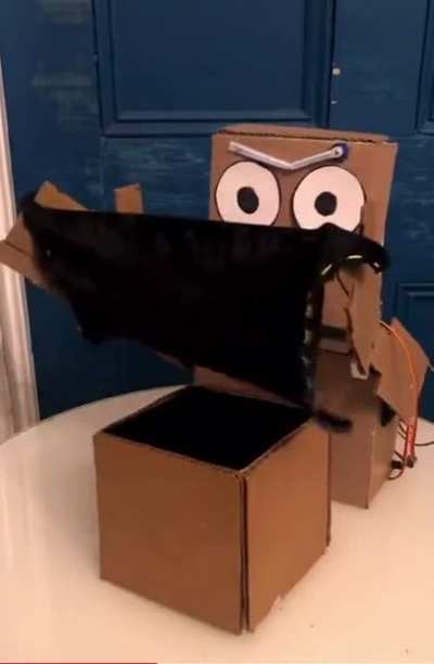 Robot boi pulling a HolUp on you