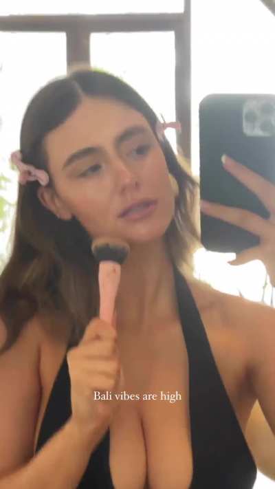 Ella Cervetto via IG stories. Her boobs look so good here!