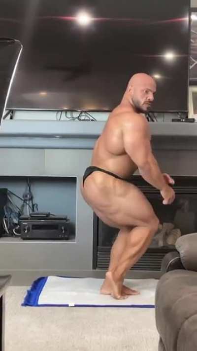 How does this man do cardio his legs are literally rubbing against each other