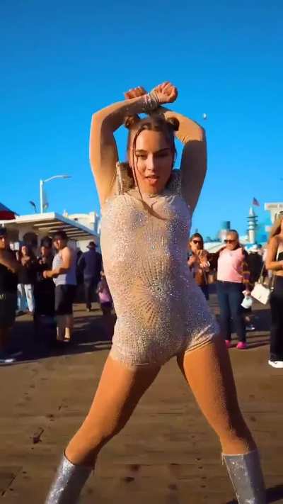 Look at all the peoples reaction in the back (...and how they couldn't care less)