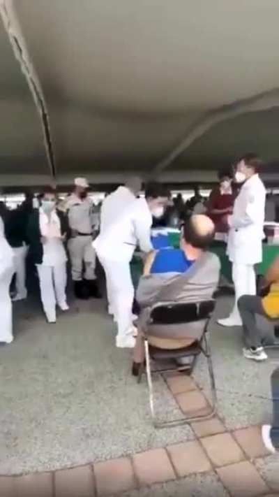 This happend last week in Zacatenco, México, a senior were receiving the covid vaccine but the nurse just out the syringe in and took it out without administering the dose of vaccine