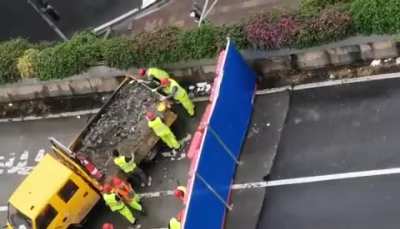 Cementing a barrier down in Haizhu (Guan<wbr>gzhou<wbr>)…the<wbr>y just added 5 more days to the lockdown. It’s already been over 20 days.