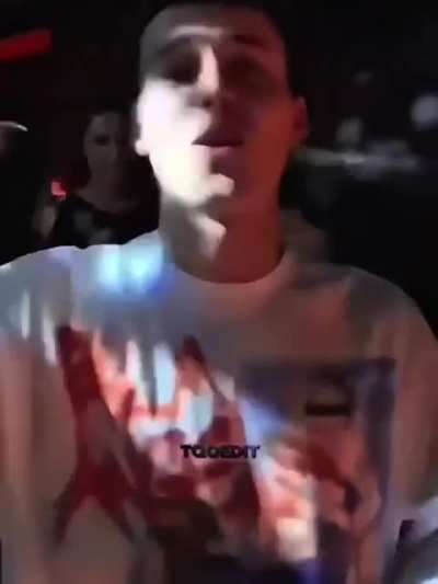 ME ESTABA MIRANDO, ESTABA TEMBLANDO. TODO ACELERABA, TU ME SEGUÍAS DANDO.