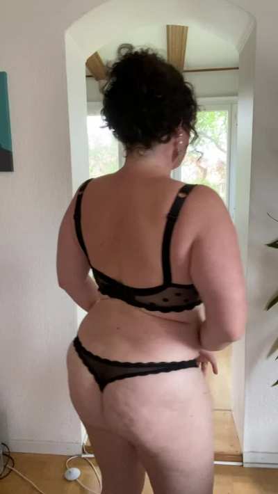 Be honest, are you jerking off to me? Because thinking about it turns me on soo much!