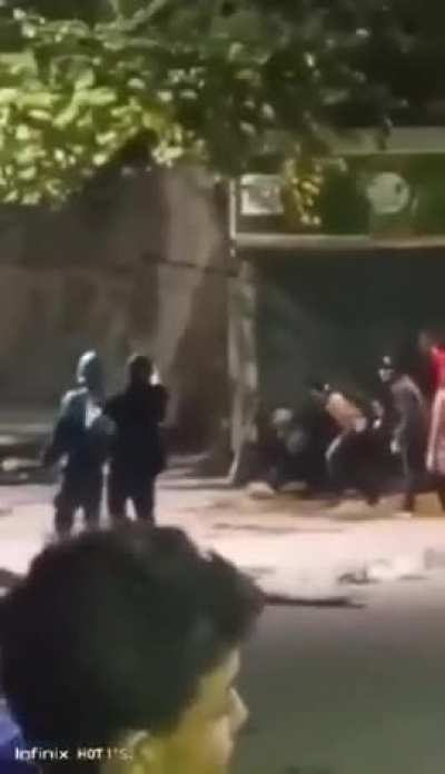 Firefight between Armed anti-chavista protesters and Colectivos in Venezuela 