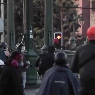 Acá hay otro video, con más calidad, del empujón del paco hacia el niño.