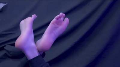 Focus on the toes 😵‍💫 I bet this helps you relax huh?