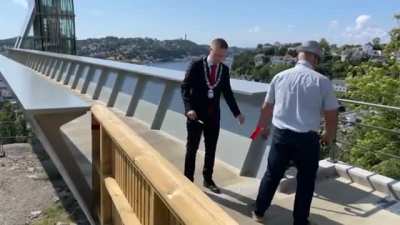 Upstaging the mayor