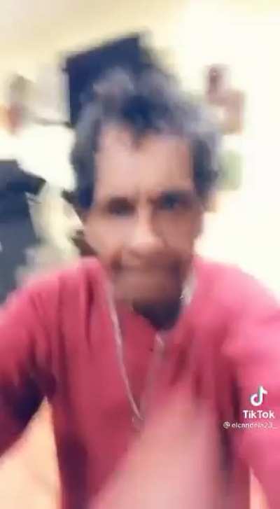 Weee traes una arañota en la cara quítatela!!!!!