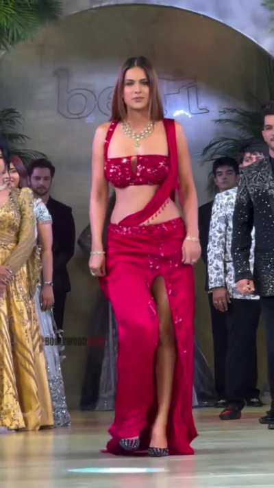 Nia Sharma back