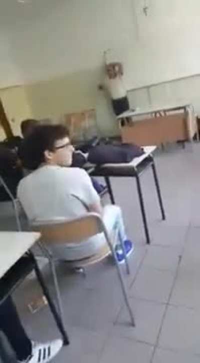 Muleque tem coragem.