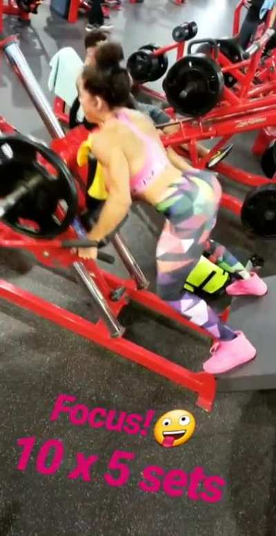 Try this exercise next time you train legs loves🖤👽. More workouts at my ig carolynefit_