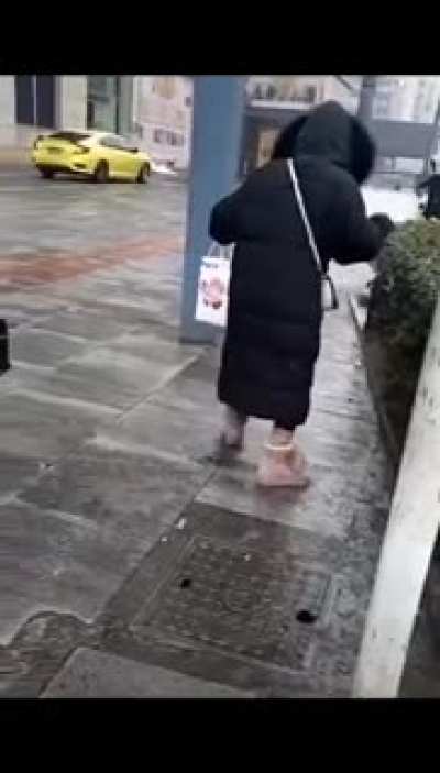 Зима пришла неожиданно для коммунальщиков! Опять чиновники и городские службы всё просрали!!!