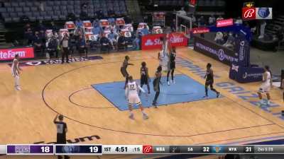 [Highlight] Ja Morant throws down the lob from the out of bounds play