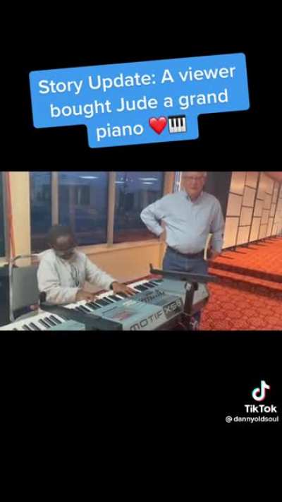 Man gives a piano to child prodigy