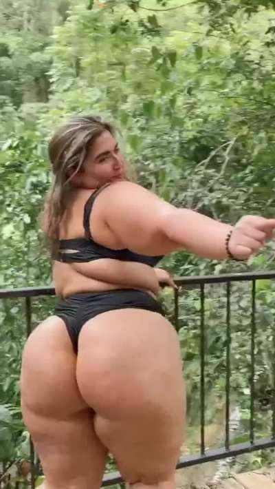 Curves.with.confidence booty clapping 👏🏾😍😍