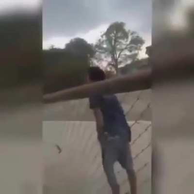 Ele é muito poderoso mano MonkaW