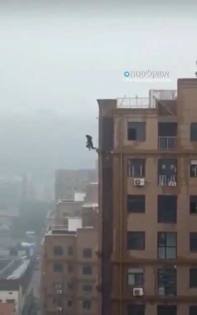 Influencer falls of roof trying to make a Tik-Tok