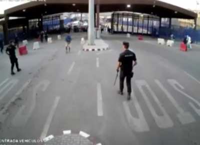 This is how the Spanish police arrest a madman with a knife (Without shooting)