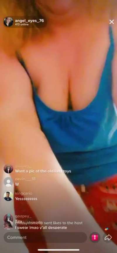 Mom gets banned during TikTok live for flashing her boobs with her daughter in the room.