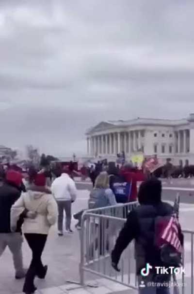 Capital Police waving people in past the gates ?