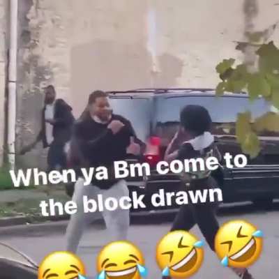 Guy gave his baby mama the beats in the middle of the street