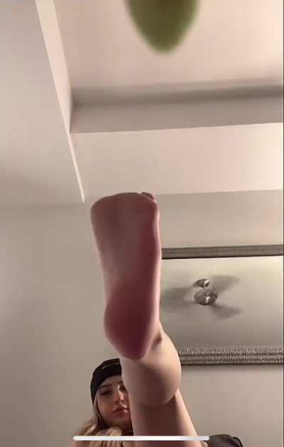 Shower her sole on live