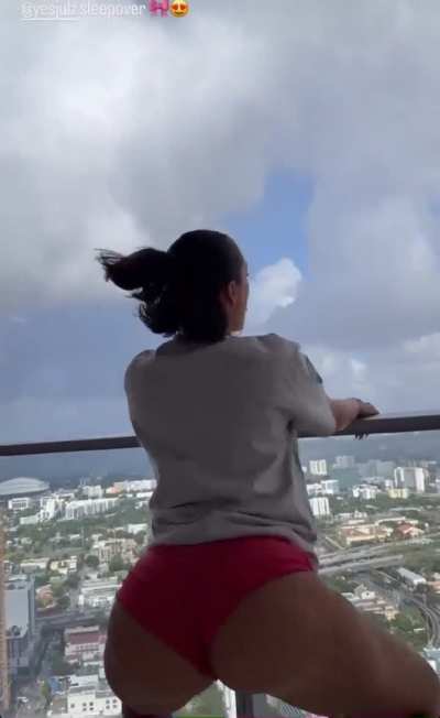 YesJulz shaking ass