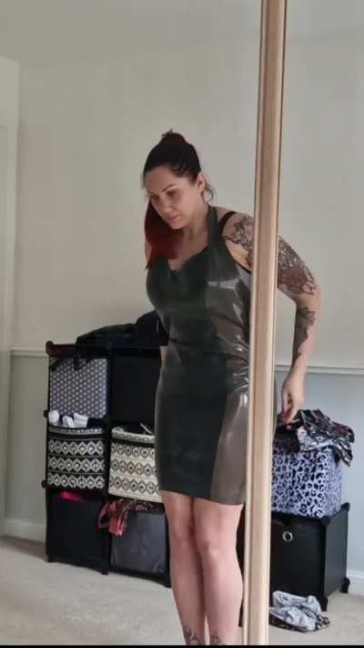 Im attending a huge fetish event soon 🥰 so I thought I would make myself a shiny outfit to wear in the evening. Don’t worry I wear it in the vid