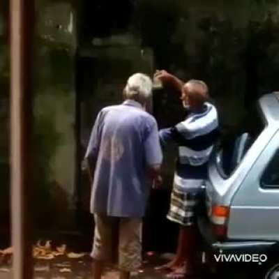 Dois cientistas em busca da cura do Covid-19.