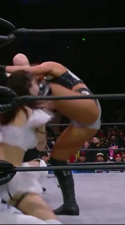 Toni Storm (1 MIC)