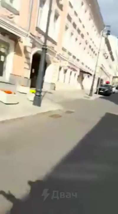 В Москве кибер<wbr>цыган<wbr>е приня<wbr>лись воров<wbr>ать элект<wbr>росам<wbr>окаты<wbr>, не зная, что в них есть GPS-т<wbr>рекер и владе<wbr>льцы могут их отсле<wbr>дить. На видео один из таких случа<wbr>ев. Нужно перес<wbr>мотре<wbr>ть «Боль<wbr>шой куш»