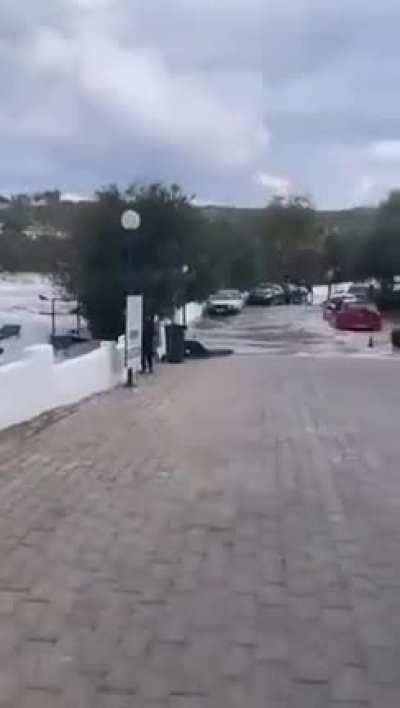 Seferhisar'da suyun yükseldiği anlara ait görüntü