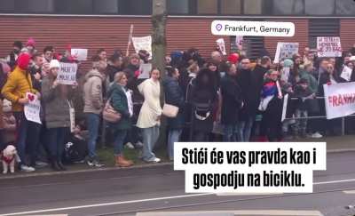 Protesti u Frankfurtu - Instant Karma