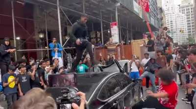 NYC mob riot and smash up a car