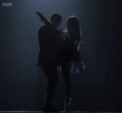 Ariana grande showing off that flexibility with chris brown 😍😍