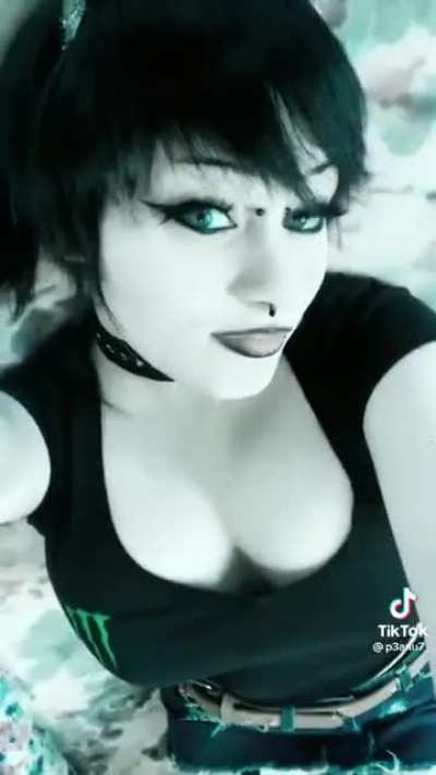 Imagine titfucking an emo girl