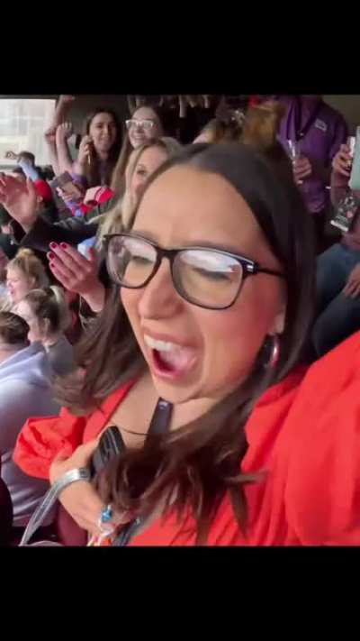 bouncing cleavage