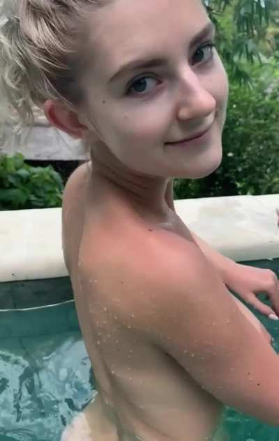 Eva Elfie wet