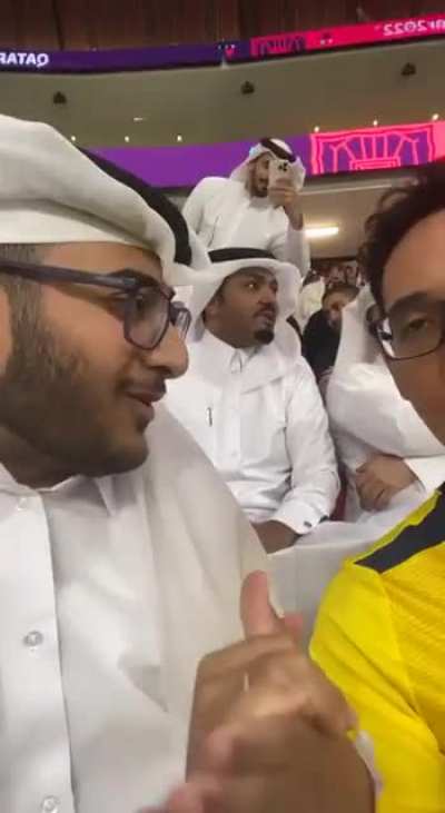 Ecuadorian fan with Qatar fan at the opening match. Related to the other video of them arguing at the same match